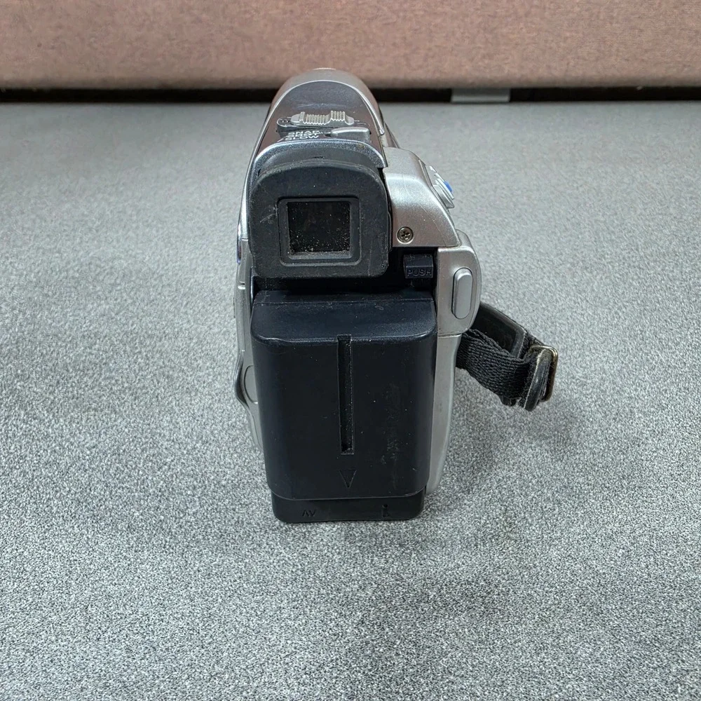 JVC GR-D270U MiniDV Digital Video Camera Camcorder 25x Optical Zoom FOR PARTS